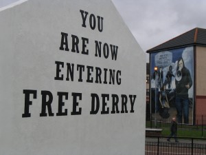 Und so sieht ein anderes Wandgemälde in Derry aus: Dargestellt ist eine Szene aus einer gewaltlosen Demonstration in Derry, die von der britischen Armee blutig beendet wurde und als "Bloody Sunday" in die Geschichte einging. Foto: Kristina Kühl